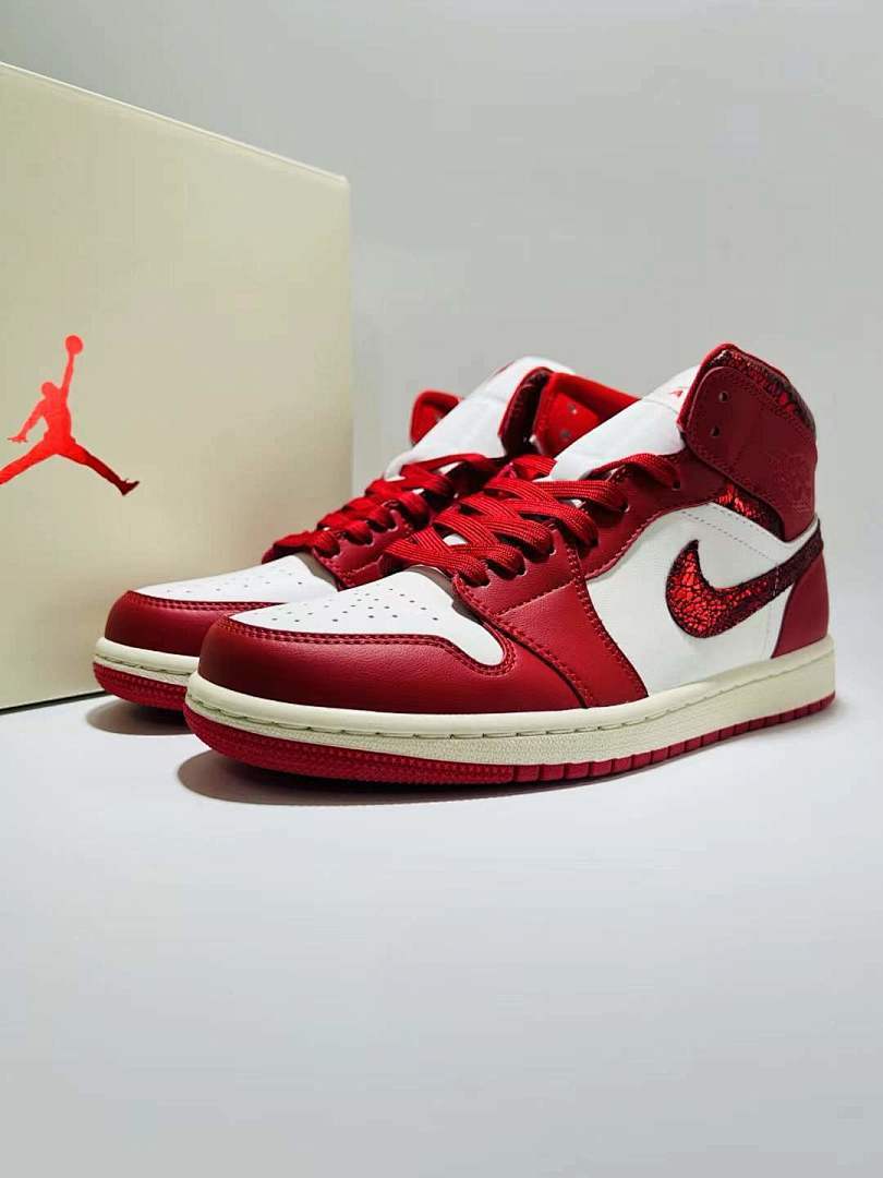 Nike Air Jordan 1 Retro High OG WMNS 'Varsity Red / White' Cracked Leather Sneakers FD2596-100