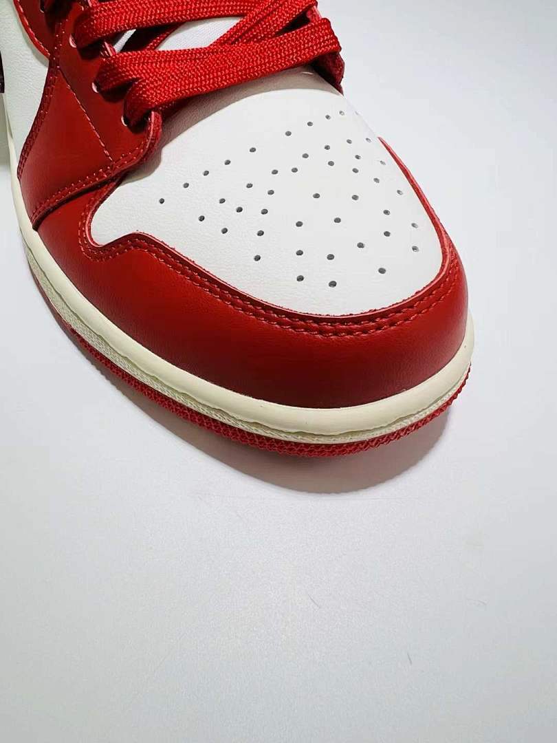 Nike Air Jordan 1 Retro High OG WMNS 'Varsity Red / White' Cracked Leather Sneakers FD2596-100
