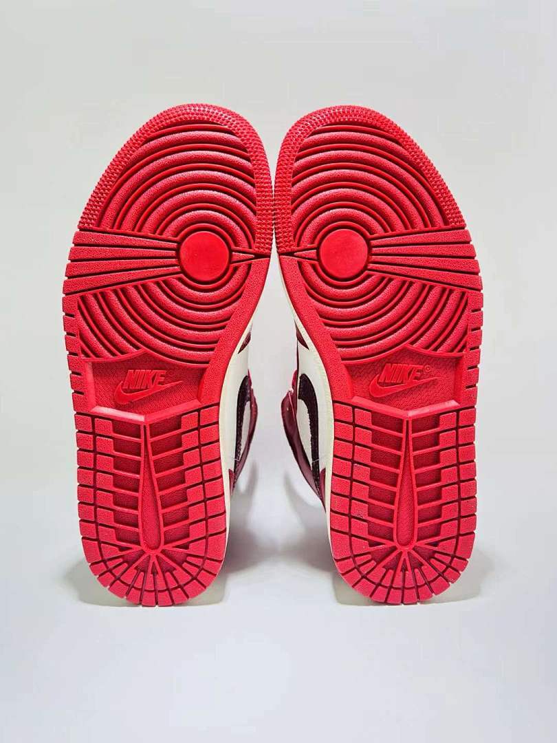 Nike Air Jordan 1 Retro High OG WMNS 'Varsity Red / White' Cracked Leather Sneakers FD2596-100