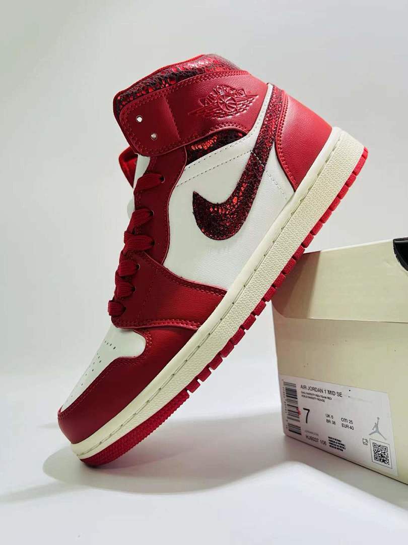 Nike Air Jordan 1 Retro High OG WMNS 'Varsity Red / White' Cracked Leather Sneakers FD2596-100