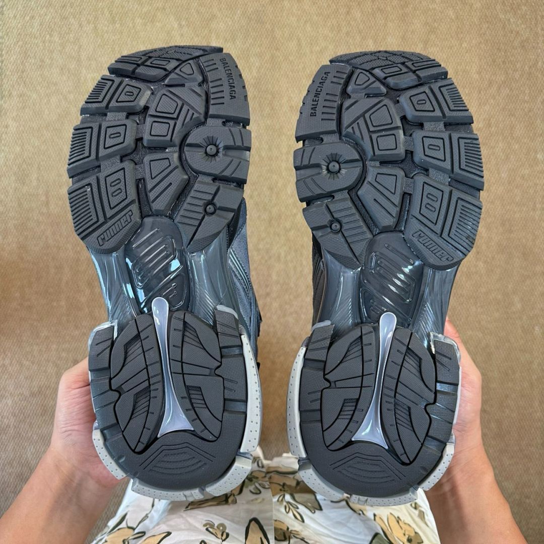 Balenciaga Runner Sneaker Grey 677403W3RFN1290