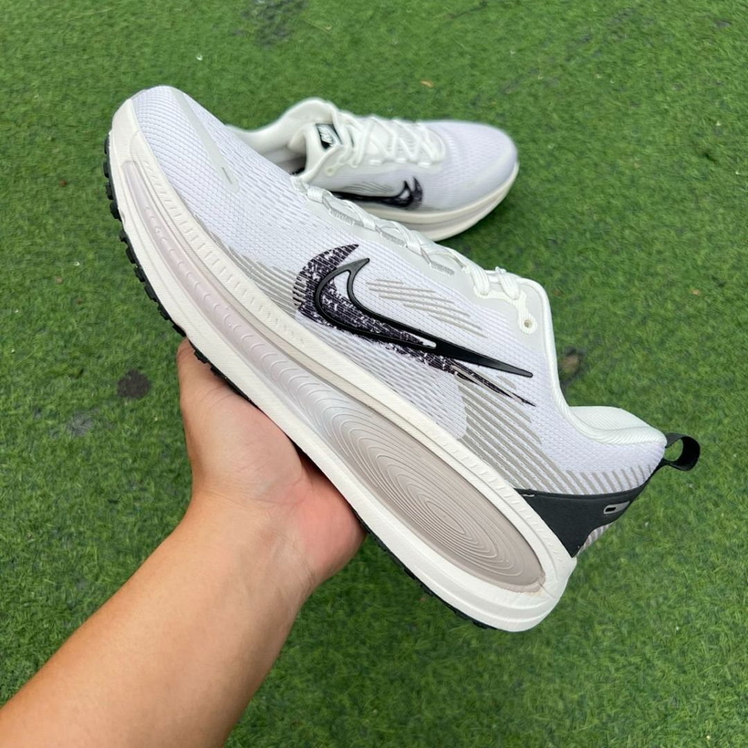 Nike ZoomX Invincible Run Flyknit White Black 'RUN' Graphic