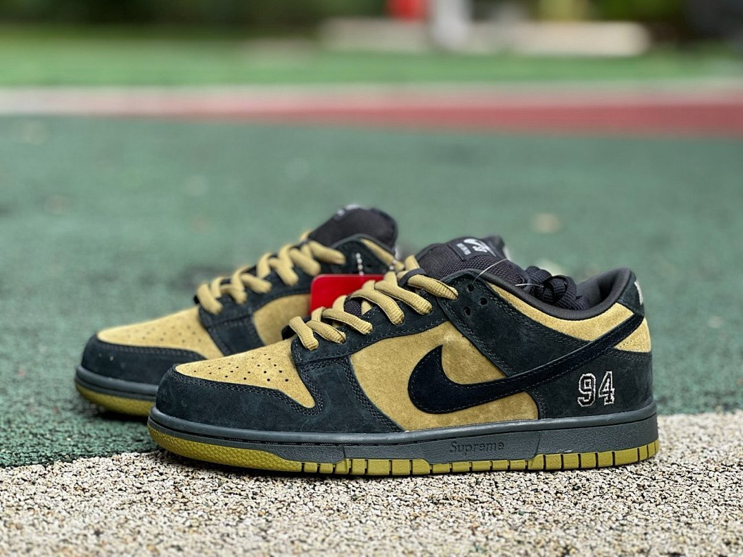 Nike SB Dunk Low Supreme '94 Black Gold