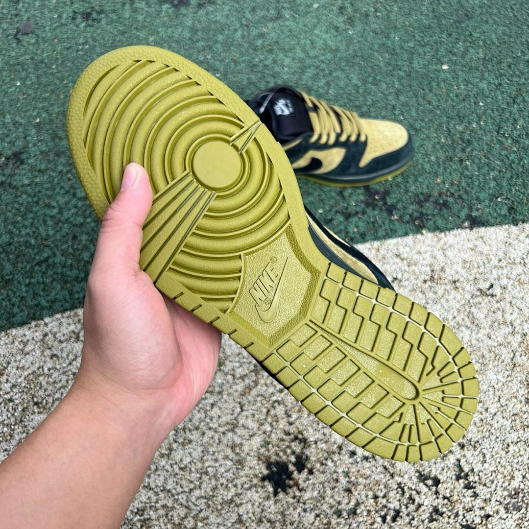 Nike SB Dunk Low Supreme '94 Black Gold