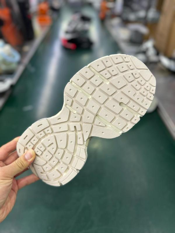 Balenciaga Runner Sneakers White 677403 W3RE1 9000