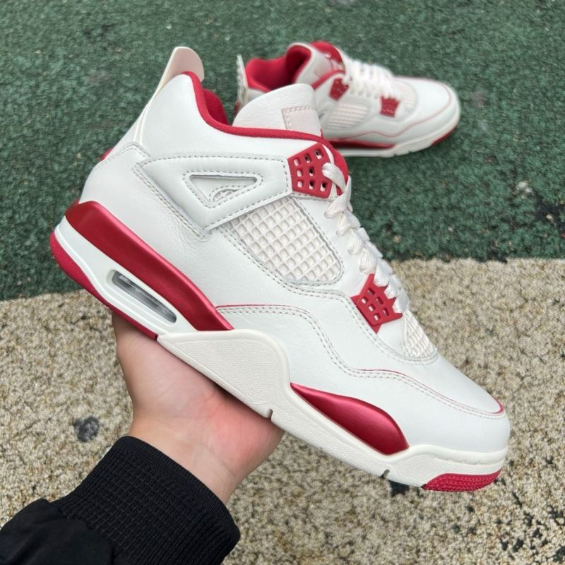 Air Jordan 4 Retro University Red Metallic CT8527-112