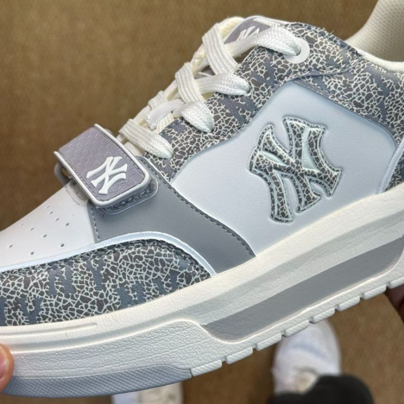 MLB Mega Chunky Strap New York Yankees White Grey Cracked Pattern Sneakers