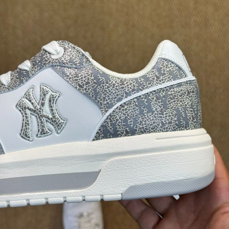 MLB Mega Chunky Strap New York Yankees White Grey Cracked Pattern Sneakers