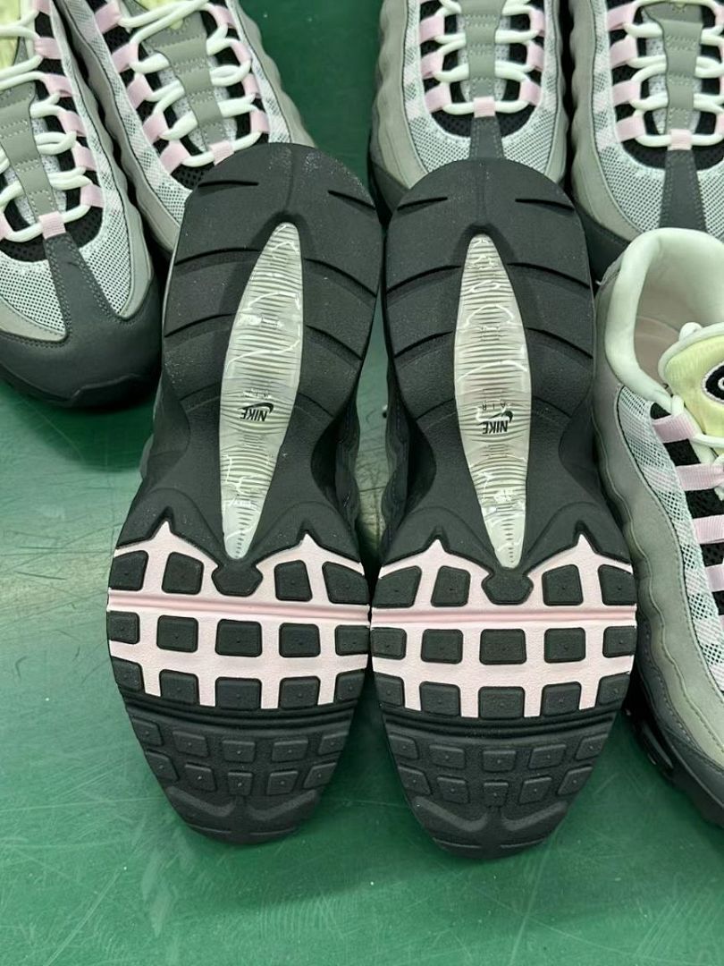 Nike Air Max 95 Grey Fog Pink Foam Black Sneakers DO6704-001