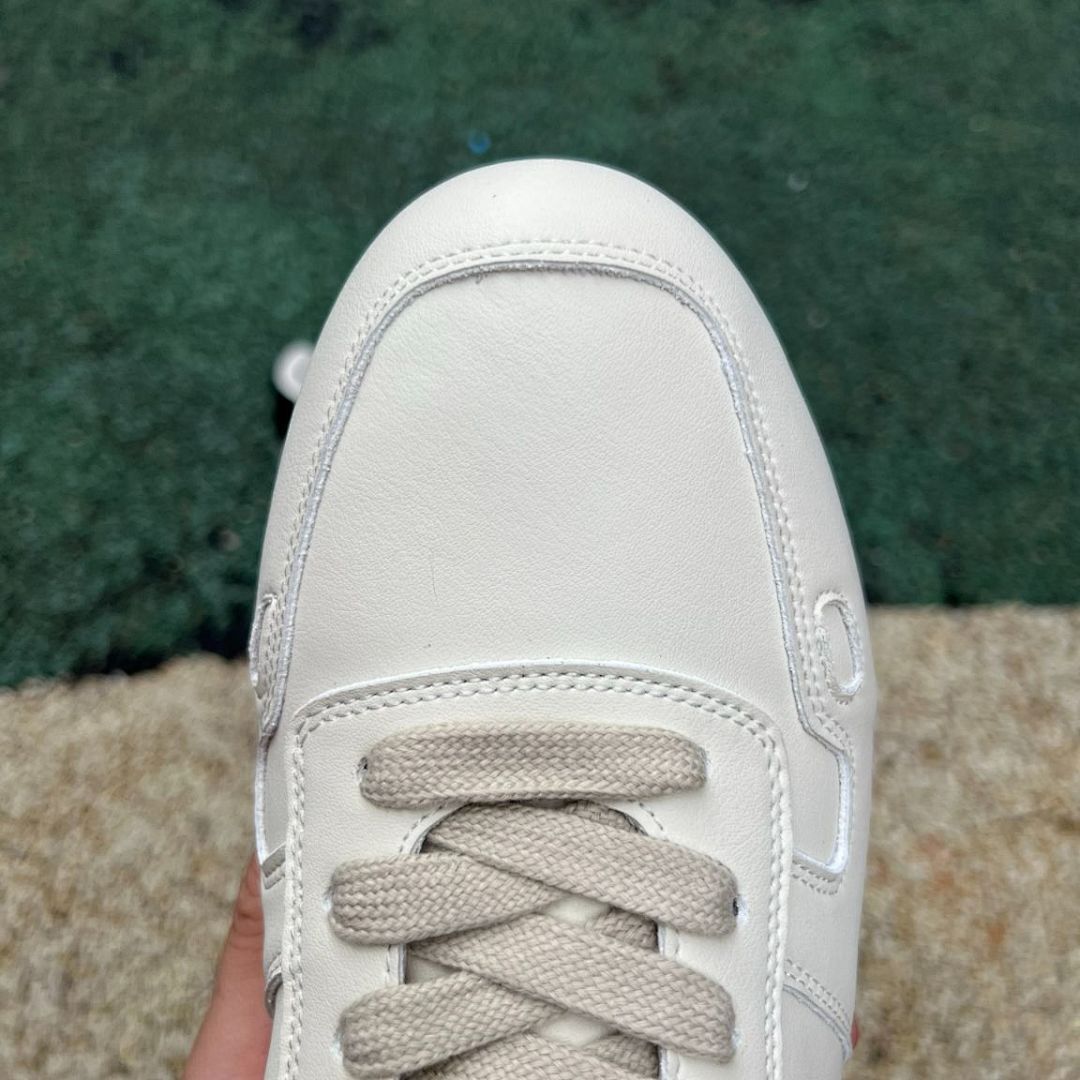 Unisex Cream Casual Low-Top Sneakers with Black Side Stripe