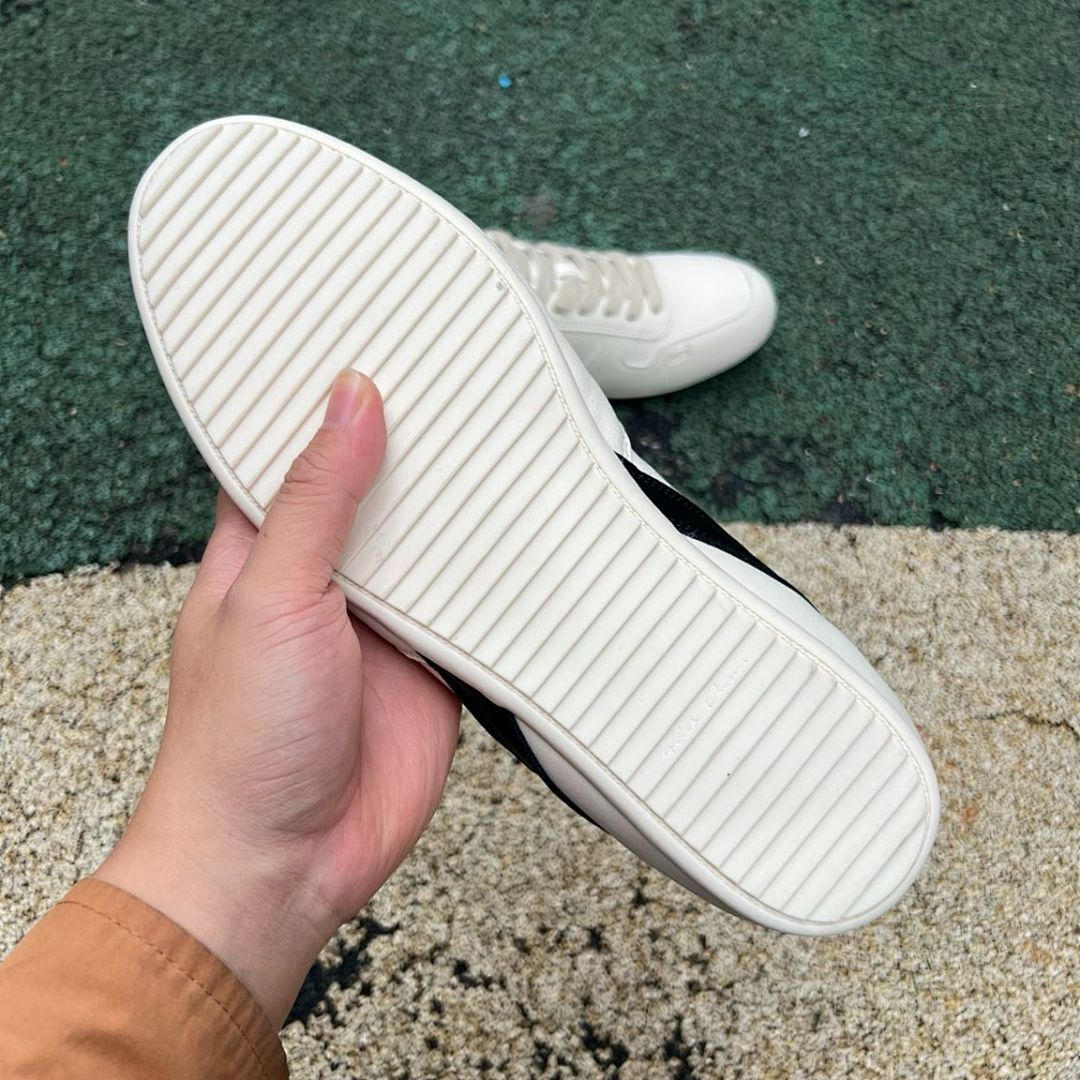 Unisex Cream Casual Low-Top Sneakers with Black Side Stripe