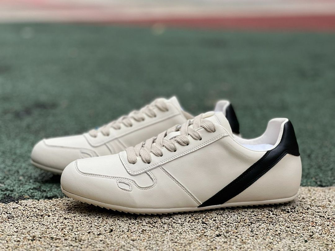 Unisex Cream Casual Low-Top Sneakers with Black Side Stripe