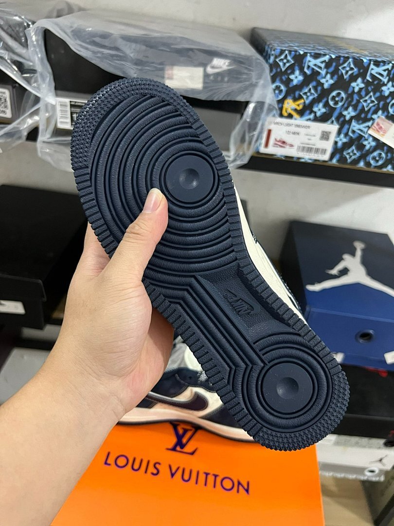Louis Vuitton x Nike Air Force 1 Low Virgil Abloh Monogram Navy Blue Cream Sneakers N140