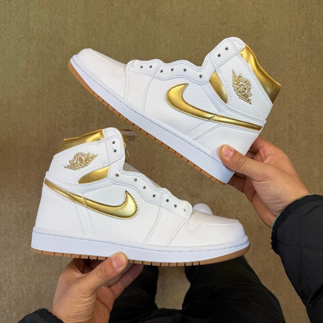 Nike Air Jordan 1 Retro High OG 'Metallic Gold' White Gold Gum Sole Sneakers 555088-103