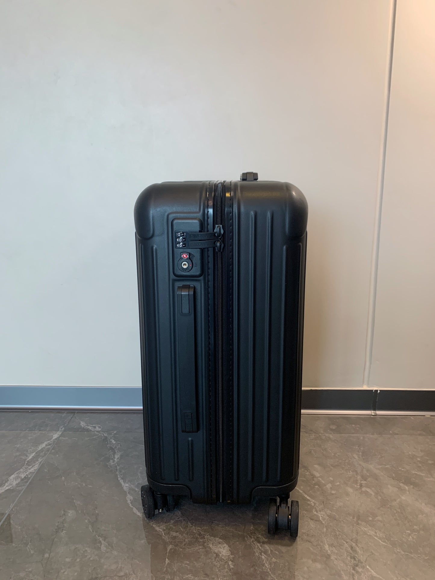 Modern Black Ribbed Hardshell Spinner Suitcase for Travel