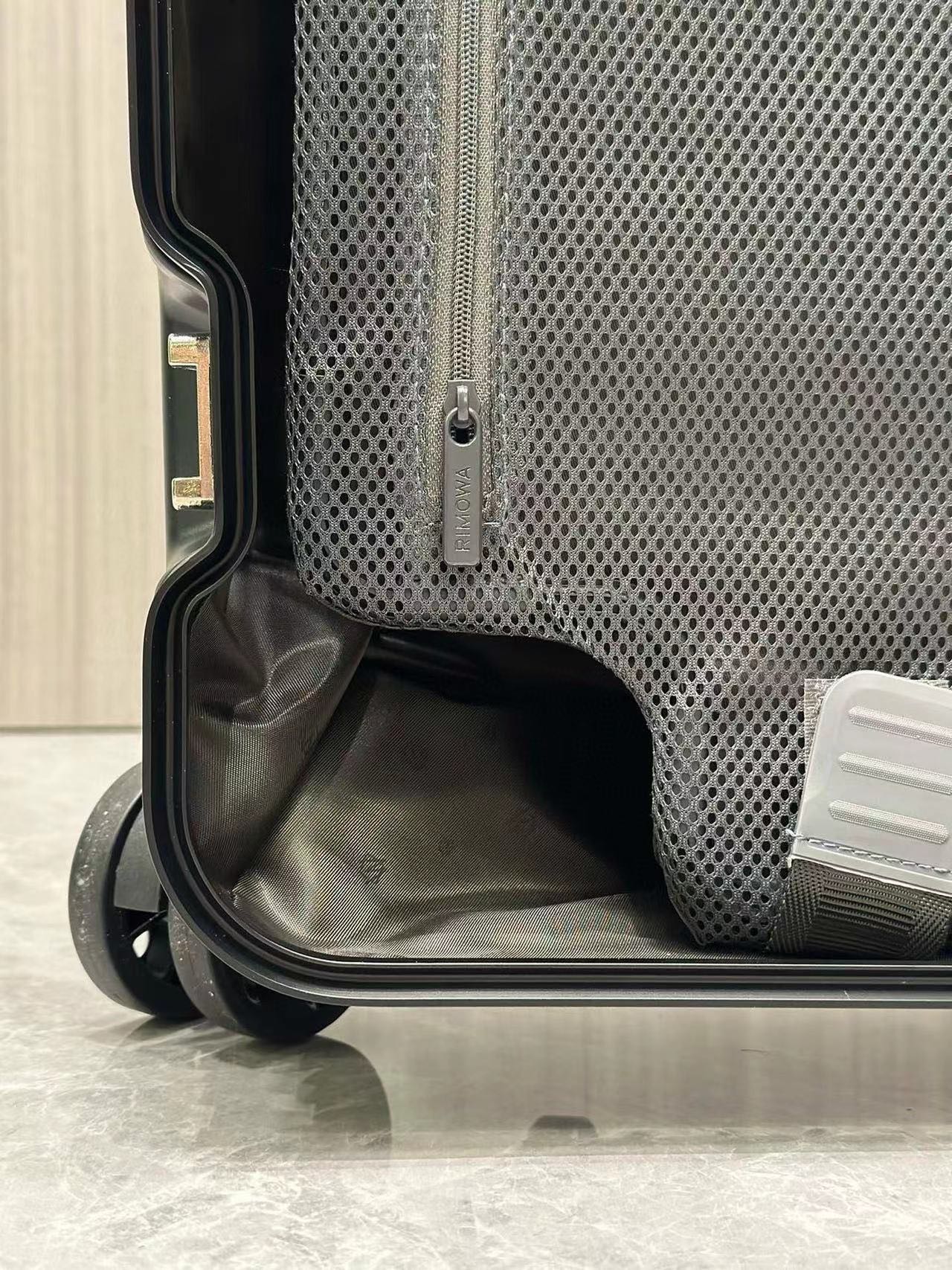 Sleek Matte Black Hardshell Spinner Suitcase for Travel