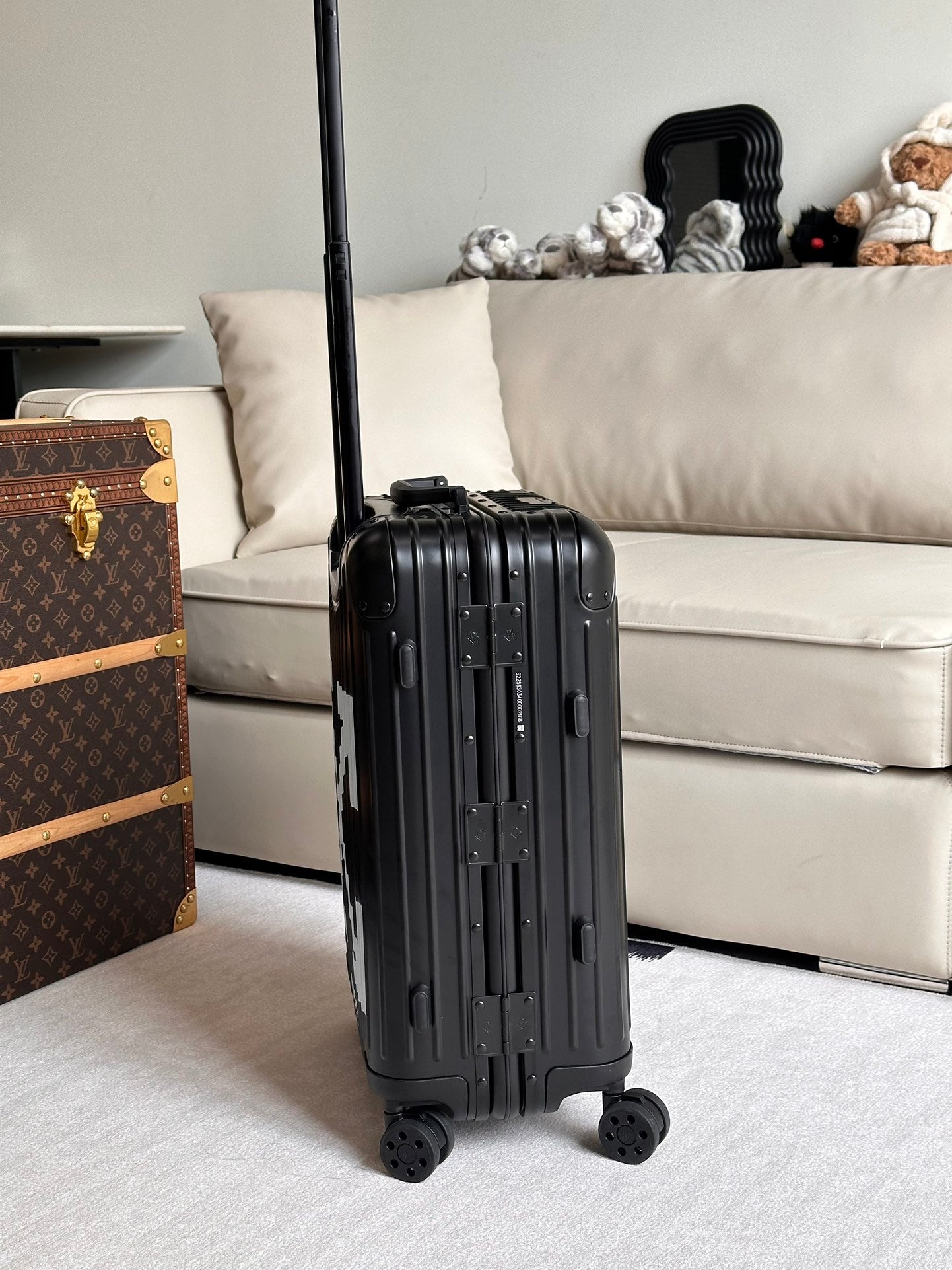 Modern Black Hardshell Spinner Suitcase with White Graphic Print