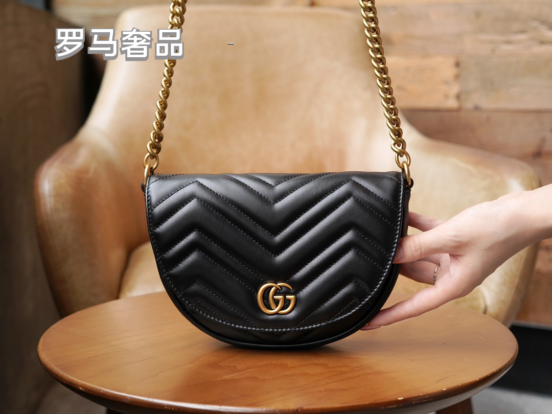 Gucci Elegant White Chevron Quilted Leather Crossbody Bag with Gold Chain
